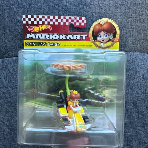 Hot Wheels Mario Kart Princess Daisy Standard Kart w/ Flower Glider 1:64 - Picture 6 of 6